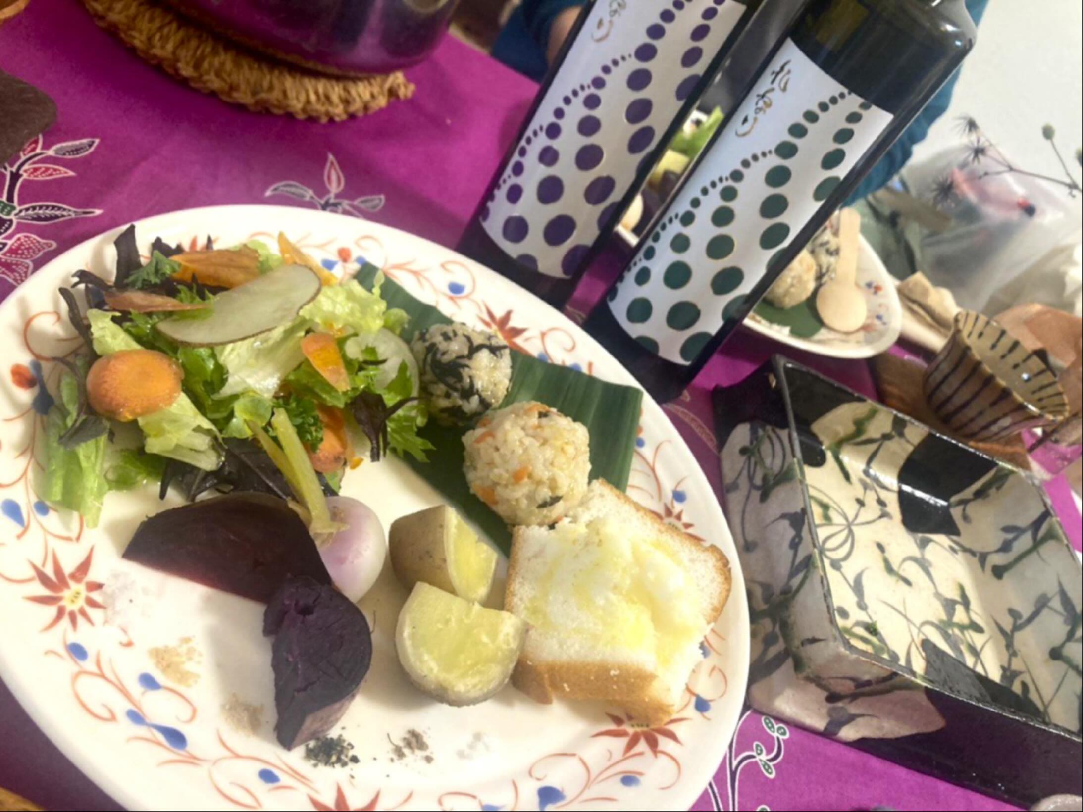 今年 最後のお話会は、名古屋・緑区のサロン「Heart🩷Sutra」さん。
オーナーさんは、貊村スタートした時から使い続けてくださっています🤗

ご自宅で曼荼羅教室や、アロママッサージなどをされているようですが、
集まった方々も個性豊かな方ばかり❣️
鼻笛で、クリスマスソングを演奏してくださったり🎶

れなりちゃんは初めての方ばかりでしたが、お正月に間に合わせるには、今日中に注文‼️と、皆さん、その場で登録、購入してくださいました👍

ランチは、手作りのオーガニック野菜たちのお料理🥕
れなりちゃんと相性バッチリ👌

今年も、いろいろな場所に行き、沢山の方々とお会いできました✨✨✨

来年は、貊村スタートして10年をむかえます。
皆さまのご協力のお陰です🙇‍♀️

来年も、お話会で動きますよー❣️
お気軽にお声がけくださいね🌈

今年もあと少し。
穏やかな新年🎍をお迎えください🙏

ありがとうございます💖

#みゃくそん
#れなり
#れなりグリーン
#れなりマイルド
#スペイン